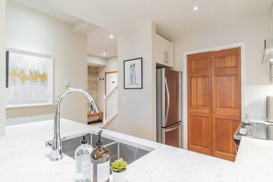 Full kitchen: Stainless steel appliances