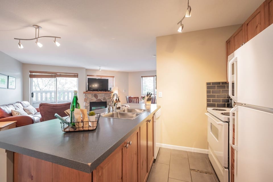 Full kitchen: High-end appliances
