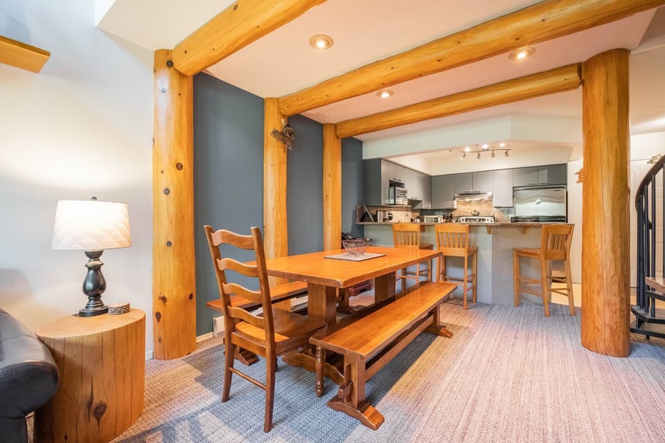 Dining area: Breakfast bar