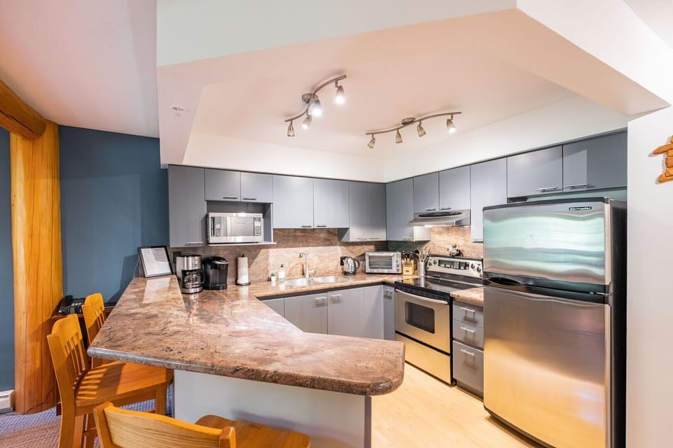Full kitchen: Stainless steel appliances