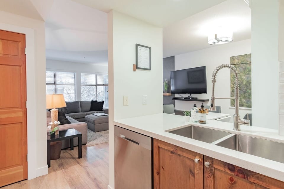 Full kitchen: Stainless steel appliances