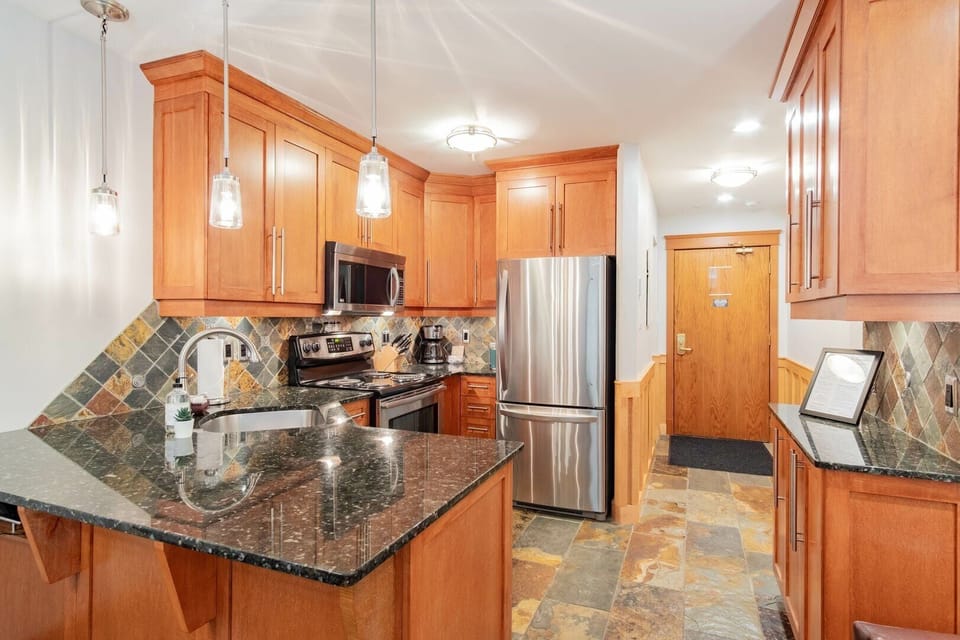 Full kitchen: Stainless steel appliances
