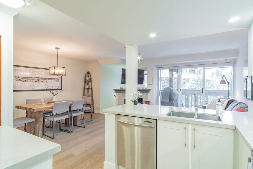 Full kitchen: Stainless steel appliances