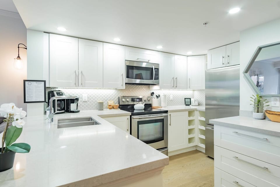 Full kitchen: Stainless steel appliances