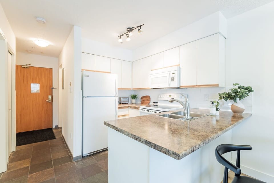Full kitchen: High-end appliances