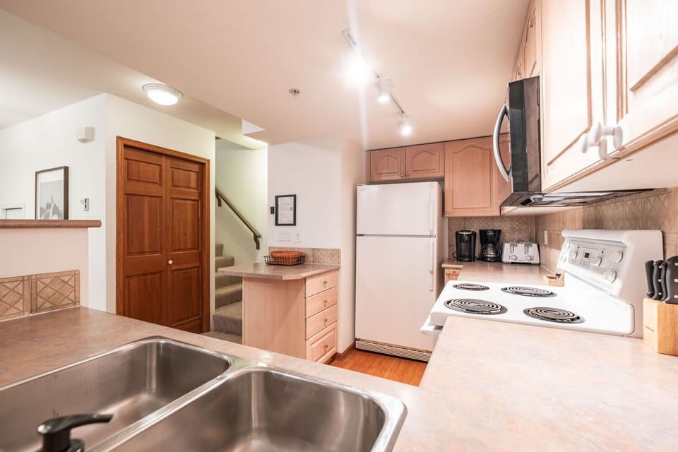 Full kitchen: High-end appliances