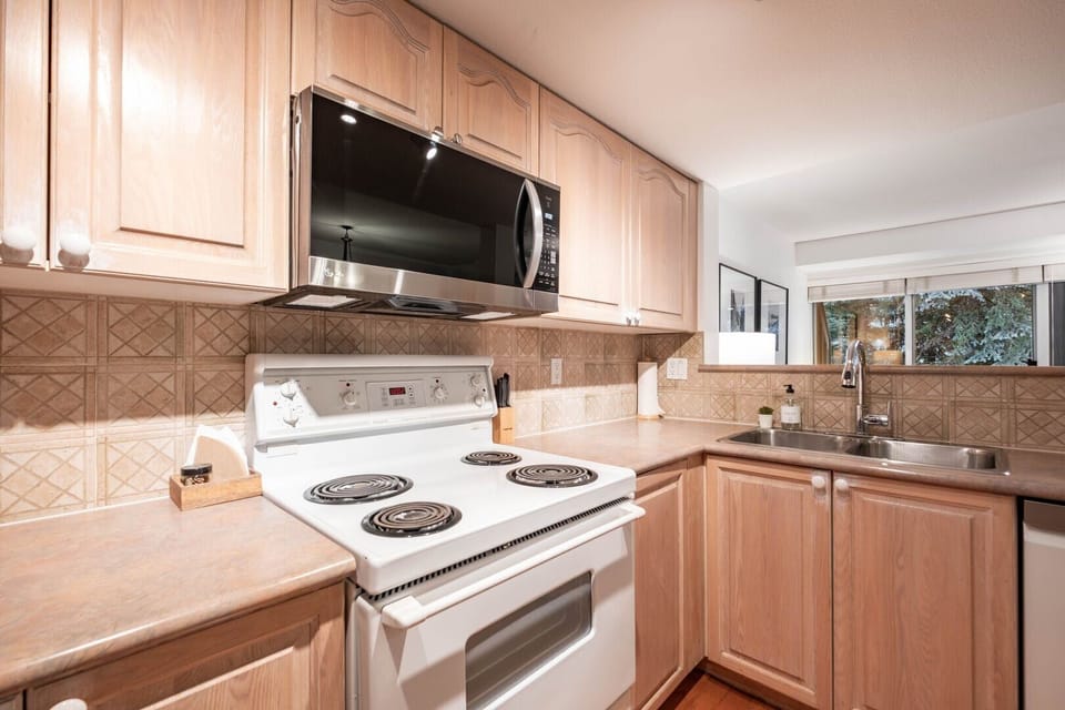 Full kitchen: High-end appliances