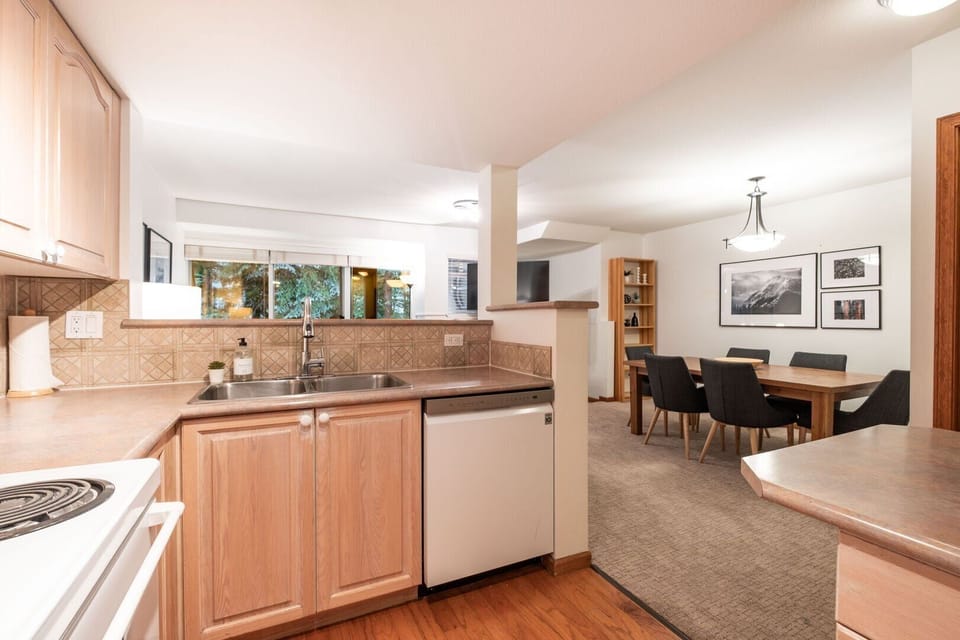 Full kitchen: High-end appliances