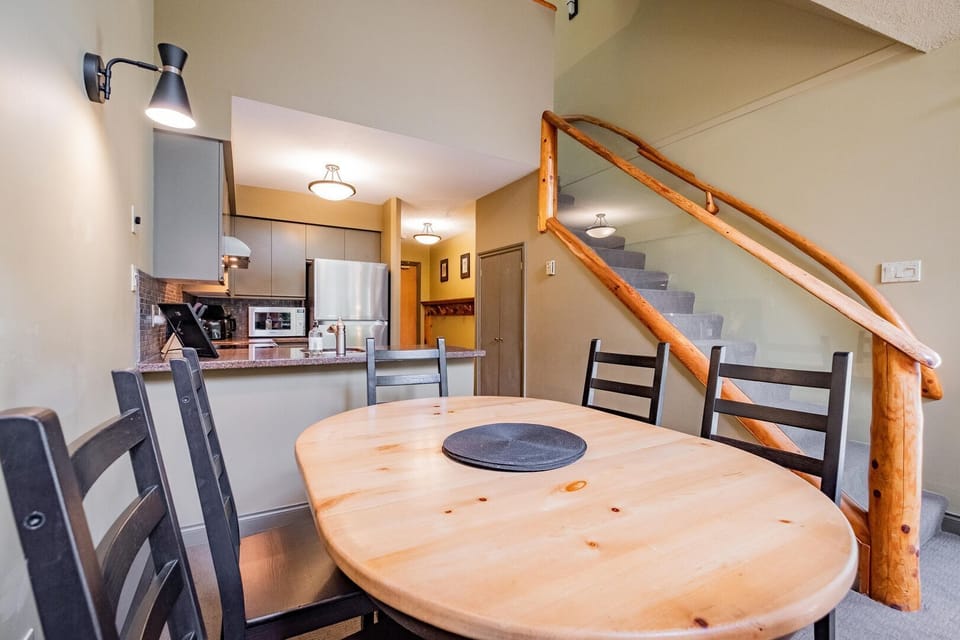 Dining area: Seats six people