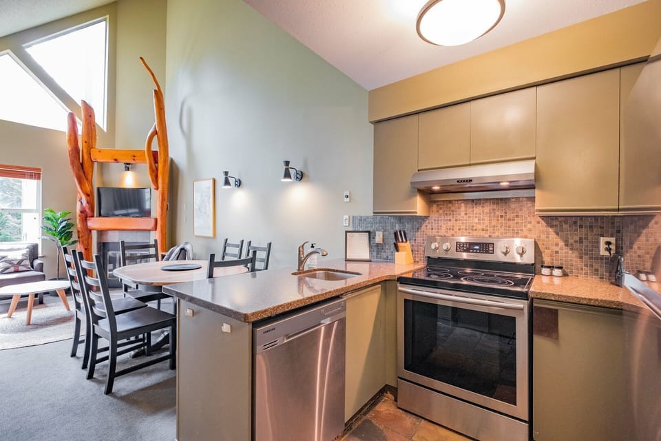 Full kitchen: High-end appliances
