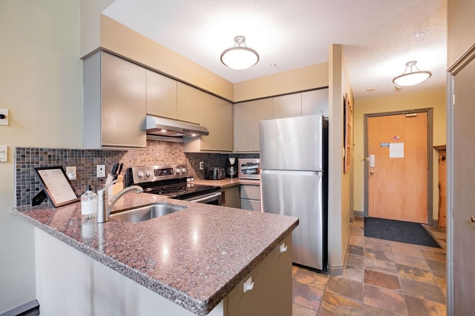 Full kitchen: High-end appliances