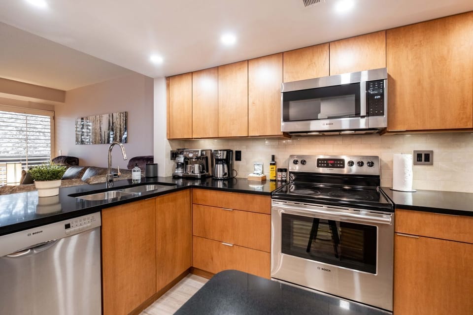 Full kitchen: Stainless steel appliances