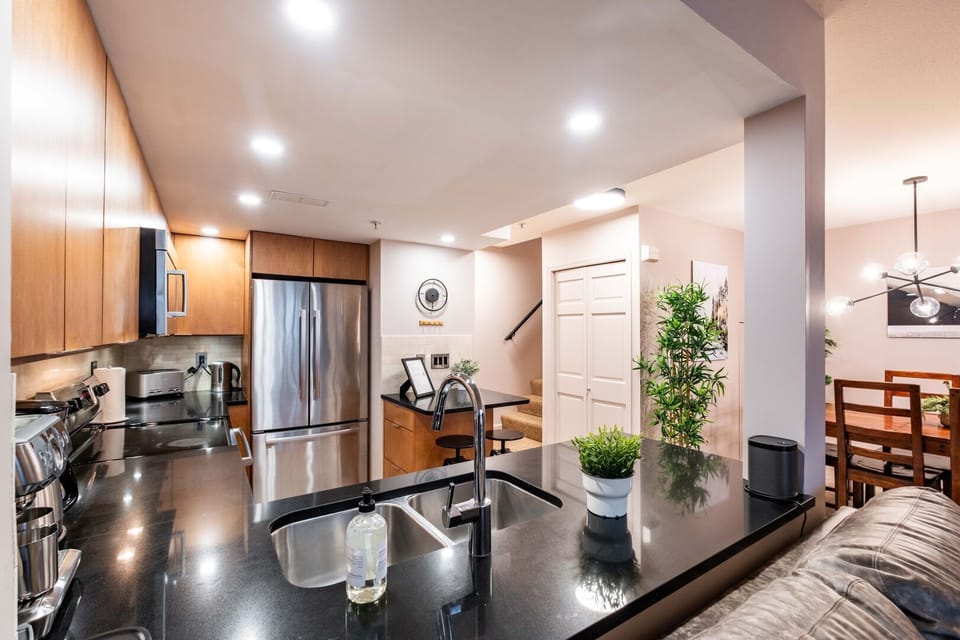 Full kitchen: Stainless steel appliances