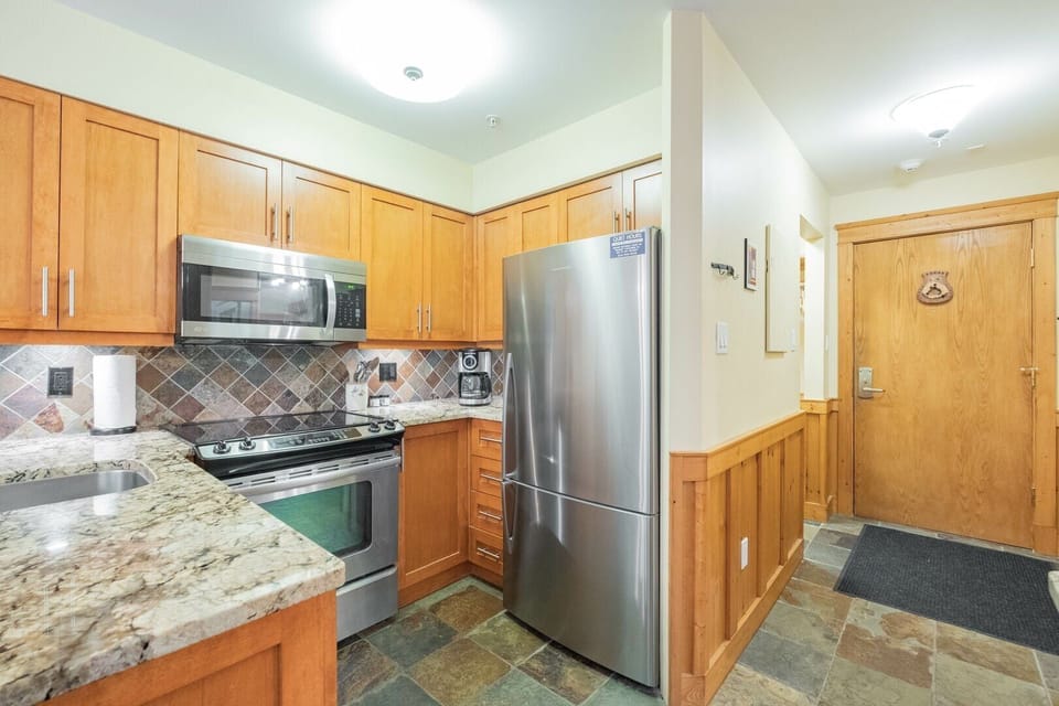 Full kitchen: Stainless steel appliances