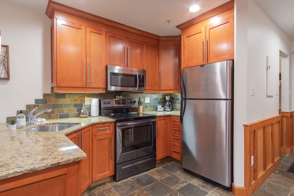 Full kitchen: Stainless steel appliances