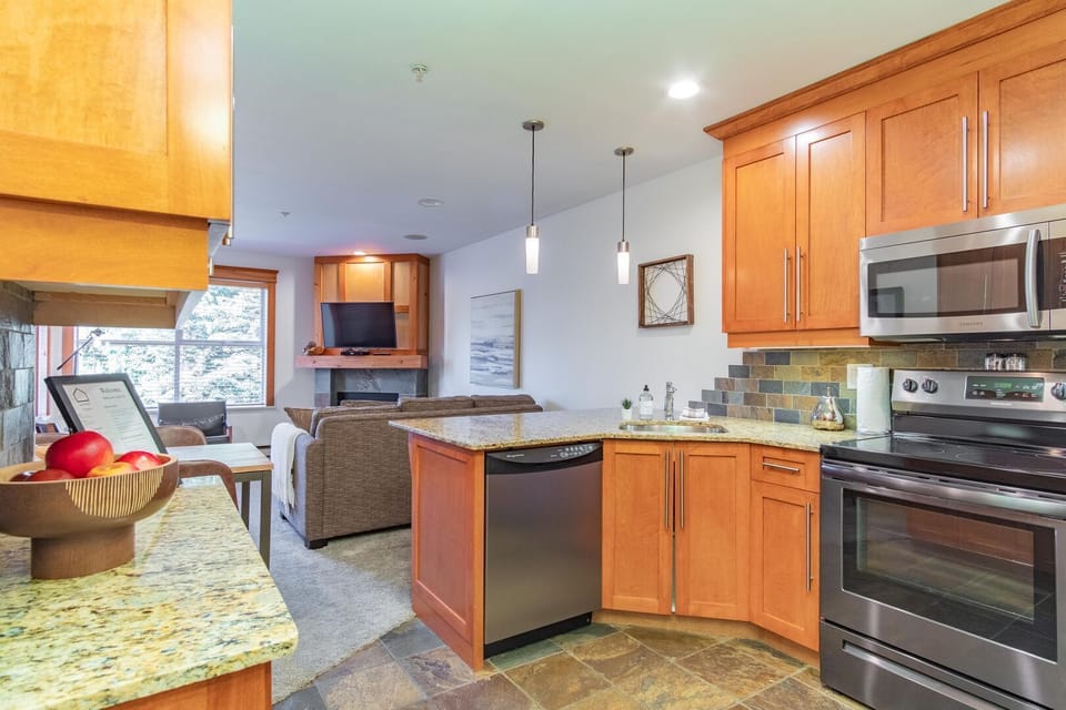 Full kitchen: Stainless steel appliances