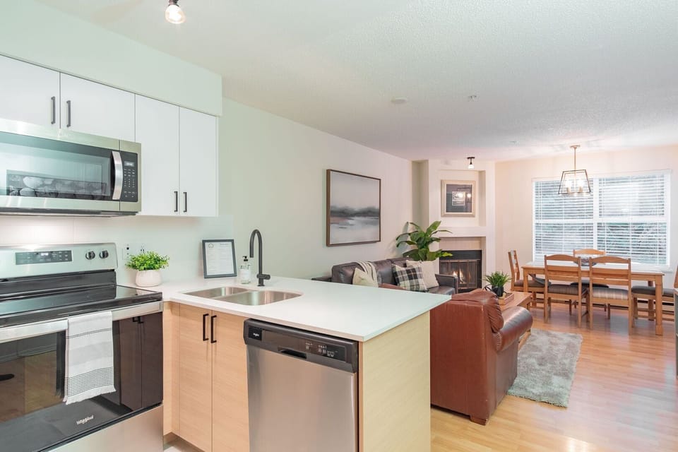 Full kitchen: Stainless steel appliances