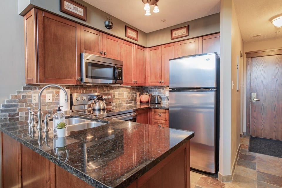Full kitchen: High-end appliances
