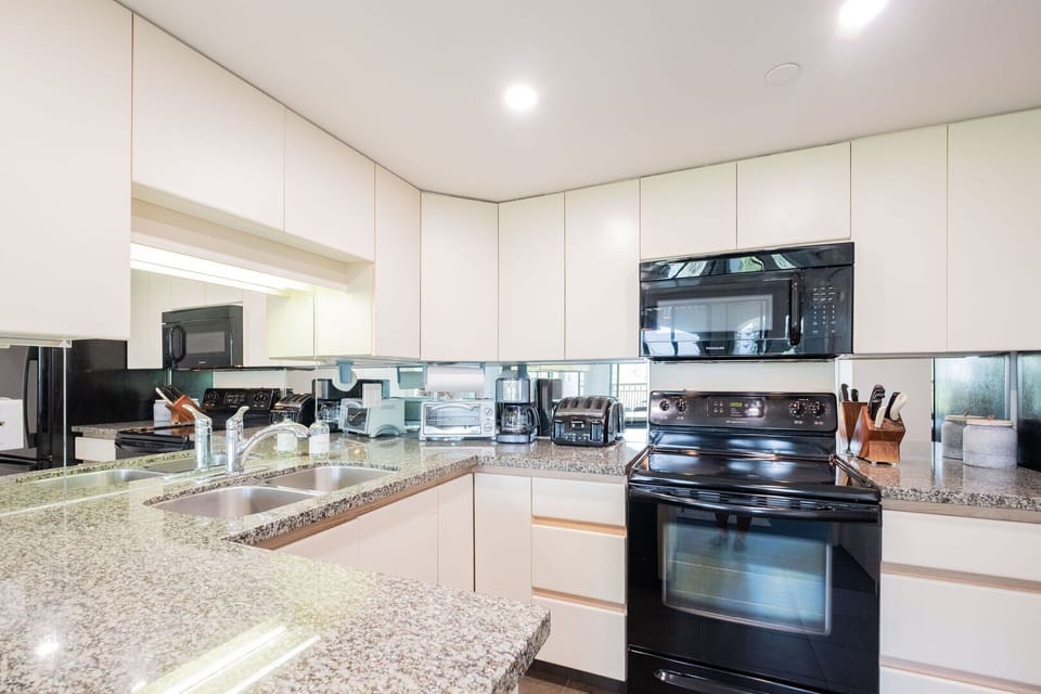 Full kitchen: High-end appliances