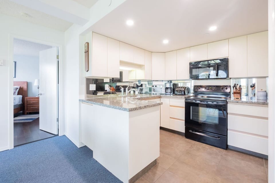 Full kitchen: High-end appliances