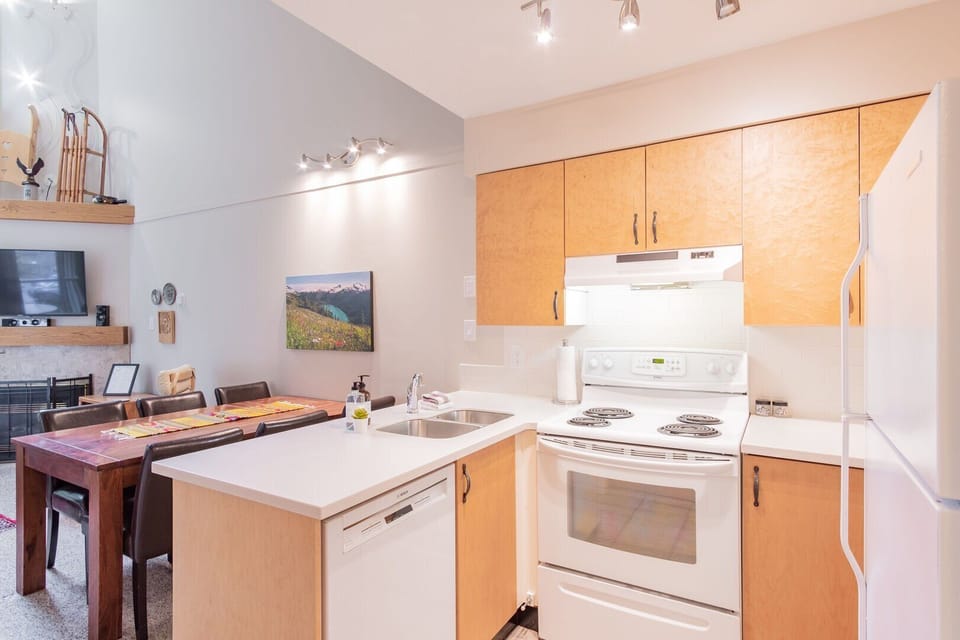 Full kitchen: High-end appliances