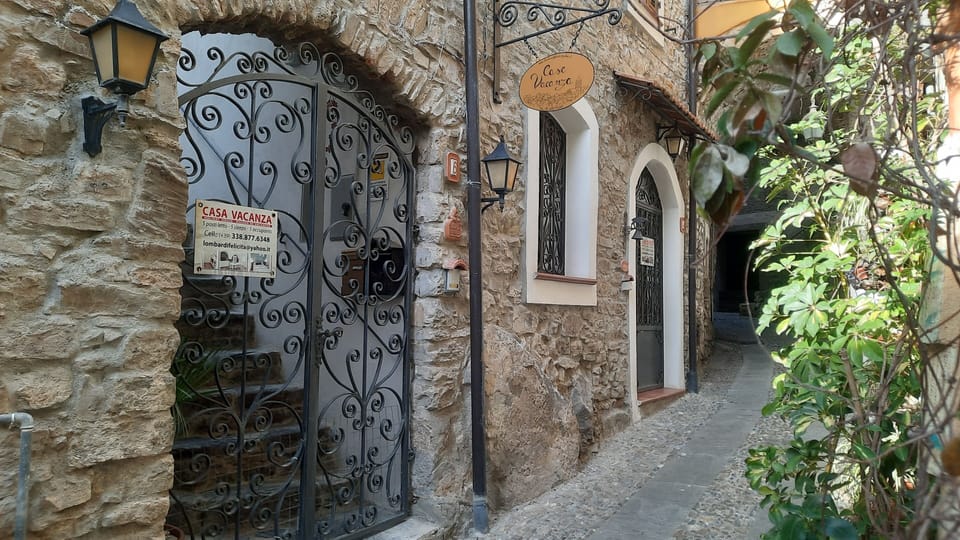 Facciata esterna.
Ingresso.