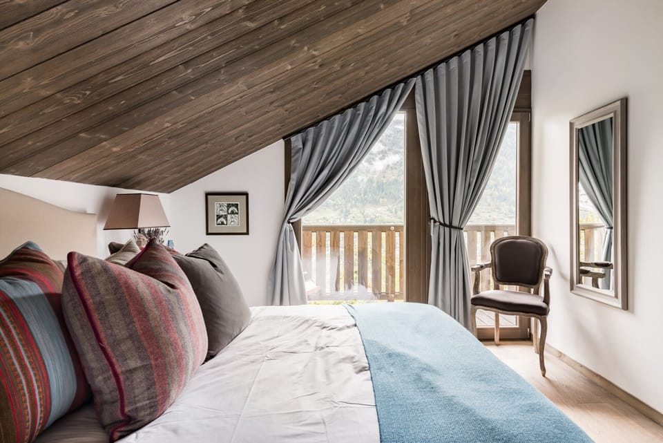 First floor double bedroom with balcony