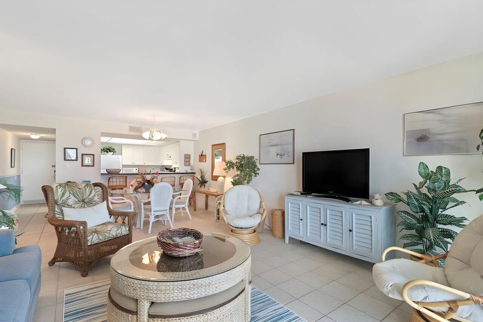 View of the living, dining, and kitchen areas