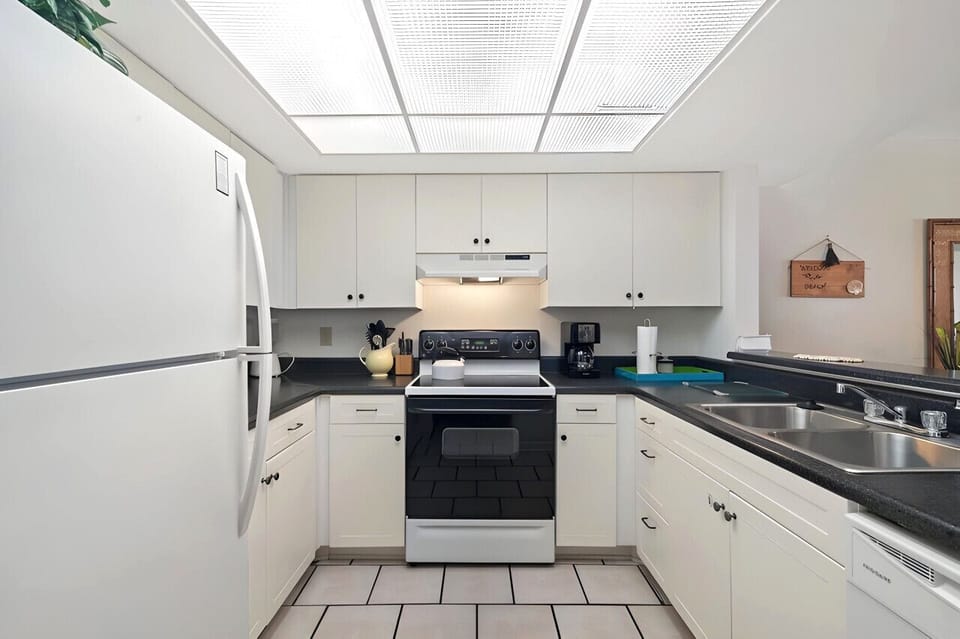 Full kitchen with plenty of amenities