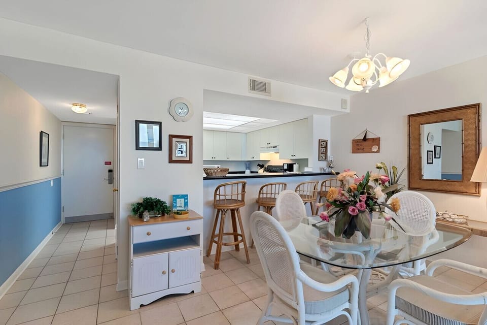 Dining area with snack bar - plenty of seating for everyone