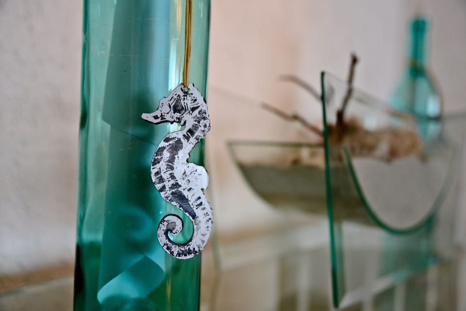 many decorating details 