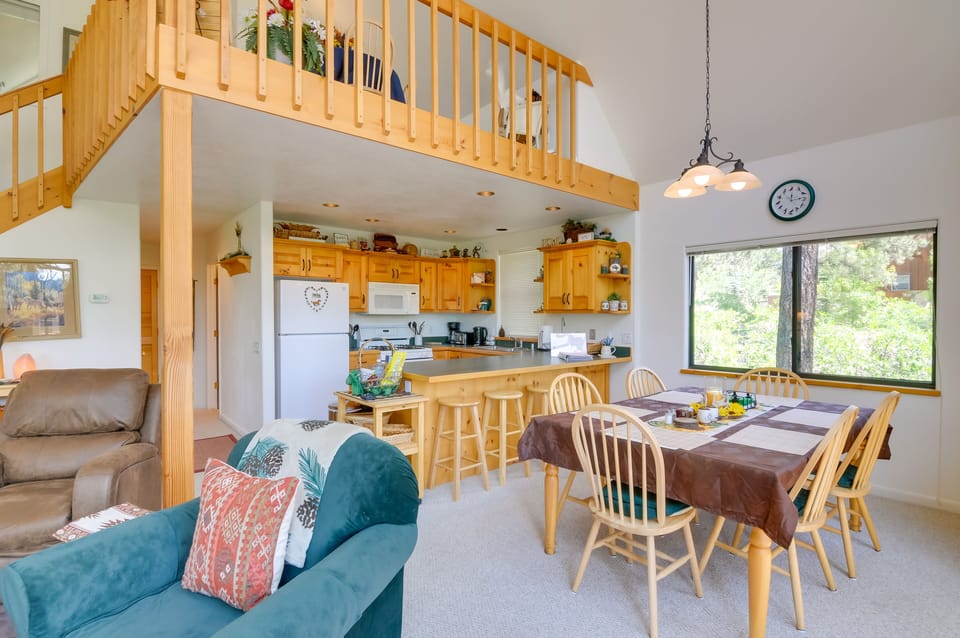 Dining Table | Dishware Provided