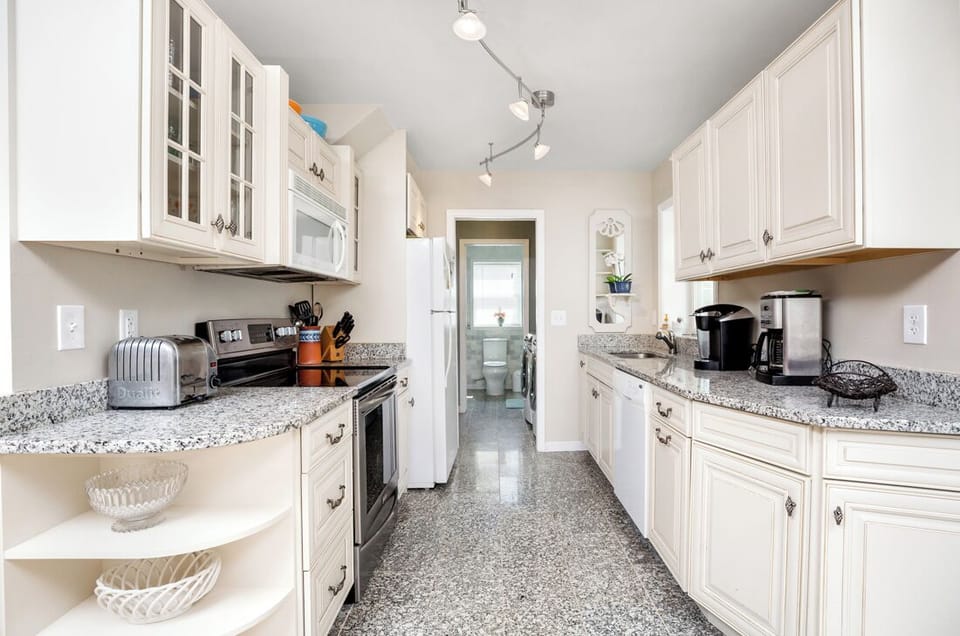 The Chef in your family will love this well-stocked Kitchen.