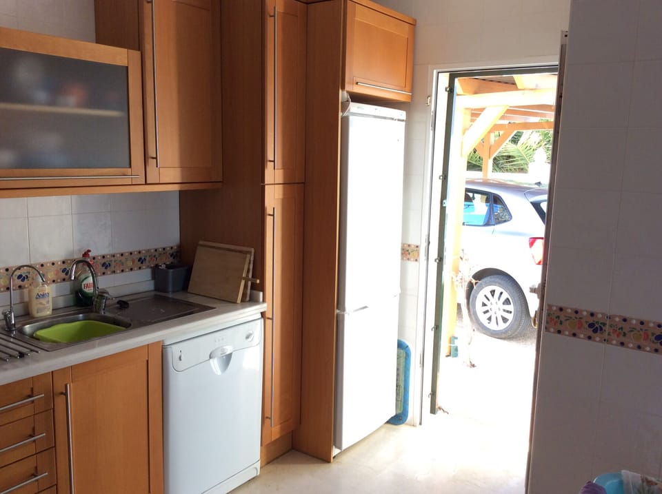 Easy access to the garden and bring in your shopping. 