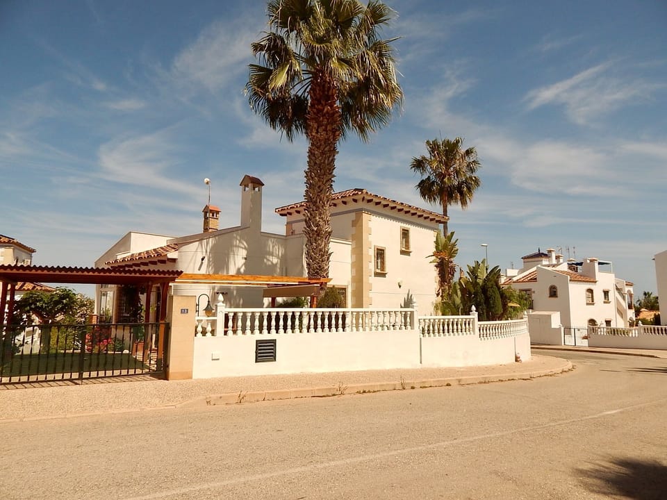 Beautiful large detached villa, just 5 mins walk from the Plaza!