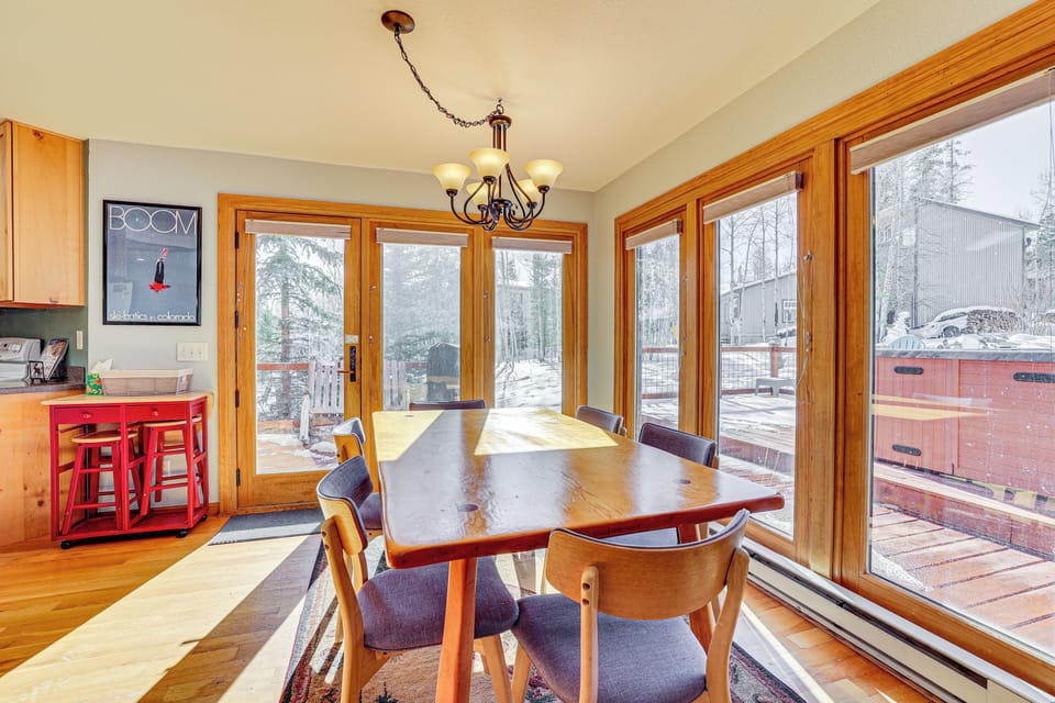 Dining Area | Dishware/Flatware Provided