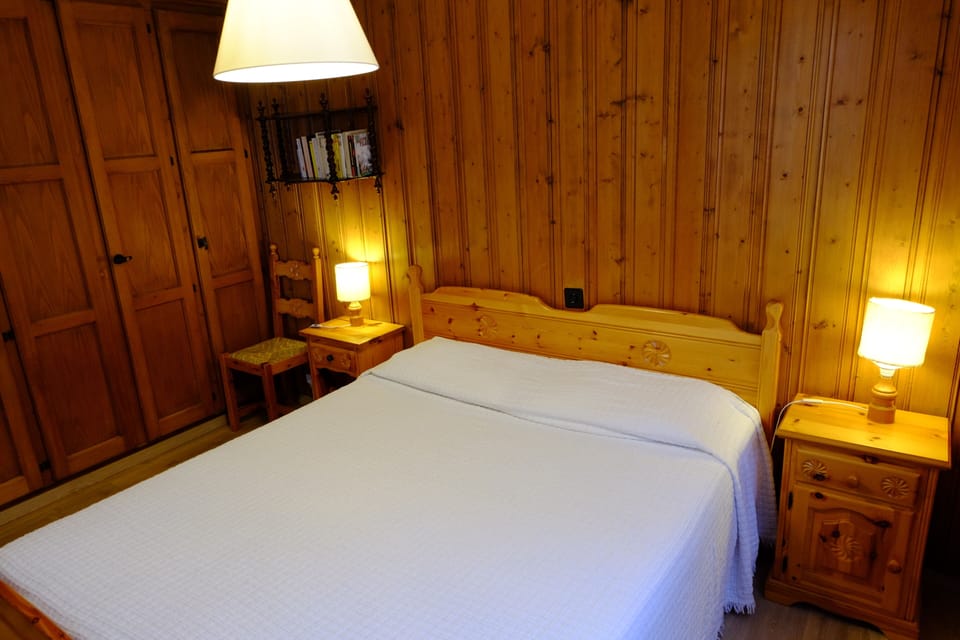 The bedroom (latex king mattress)