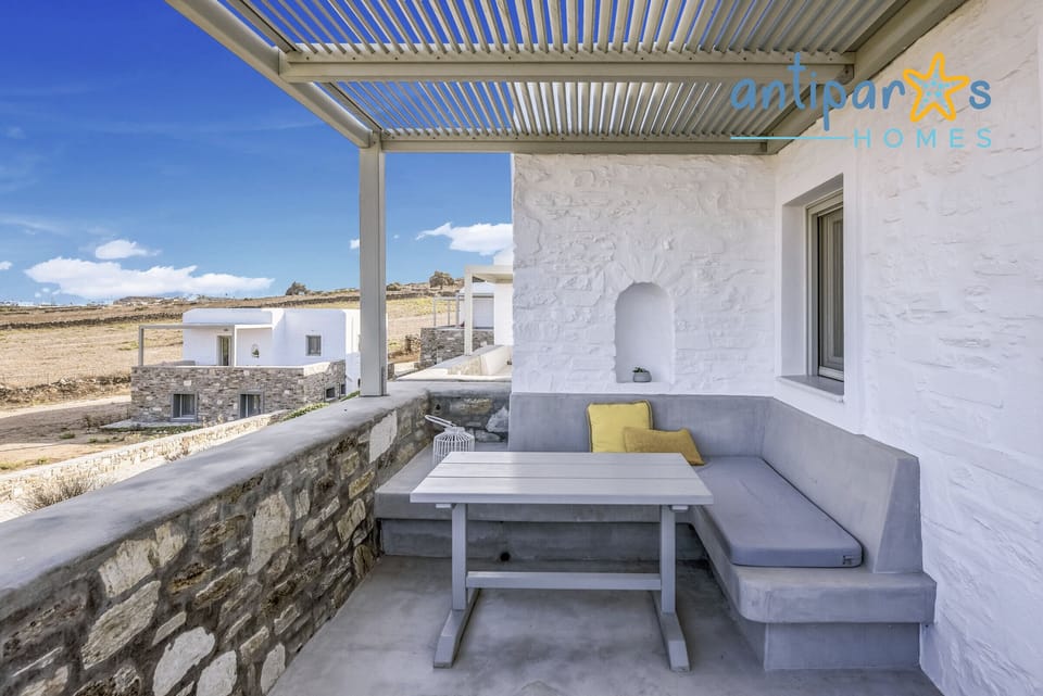 Outdoor spaces with attention to detail and usability. All houses have a private veranda equipped with a dining table, built-in sofas and sunbeds