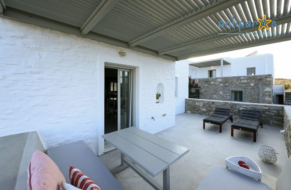 The complex is amphitheatrically built and has a great view of the nearby beach and Antiparos village