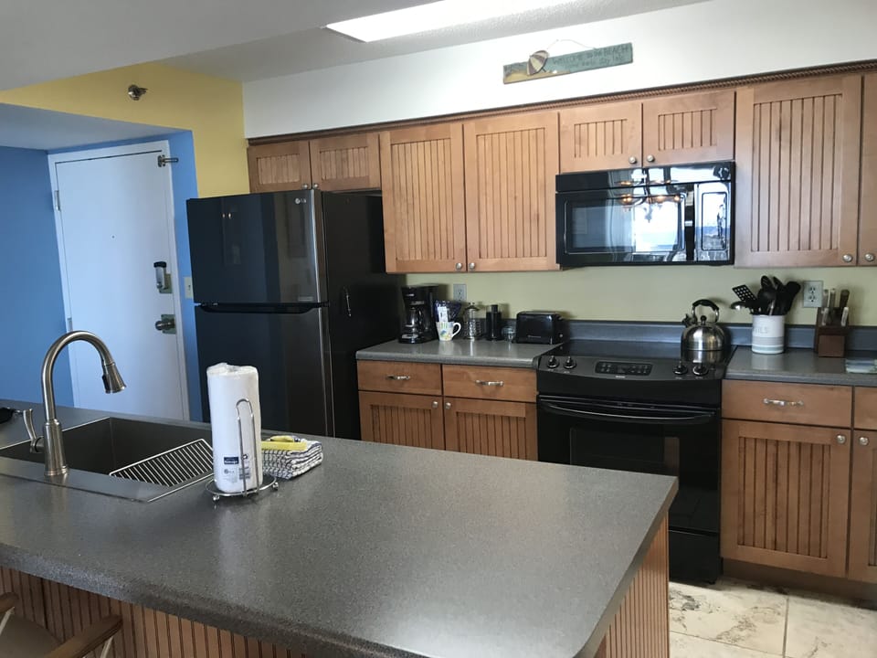 This kitchen lacks nothing !  Loaded up with all you need to cook!