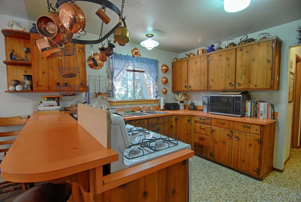 The open and well equipped kitchen makes it easy to prepare meals