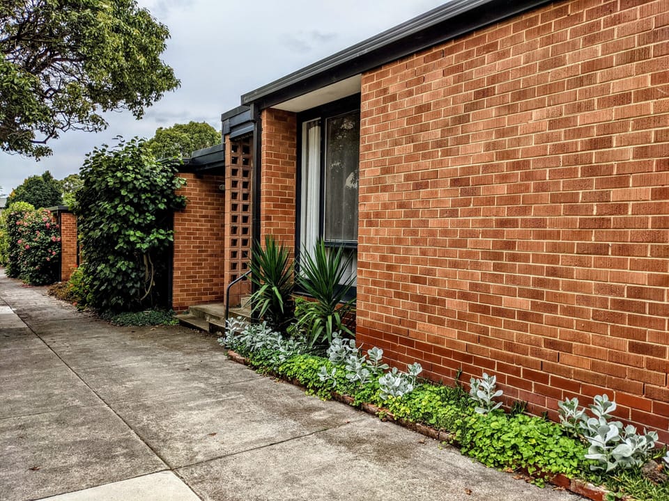 Small, single level, block of only 10 units. Quiet, spacious, private.