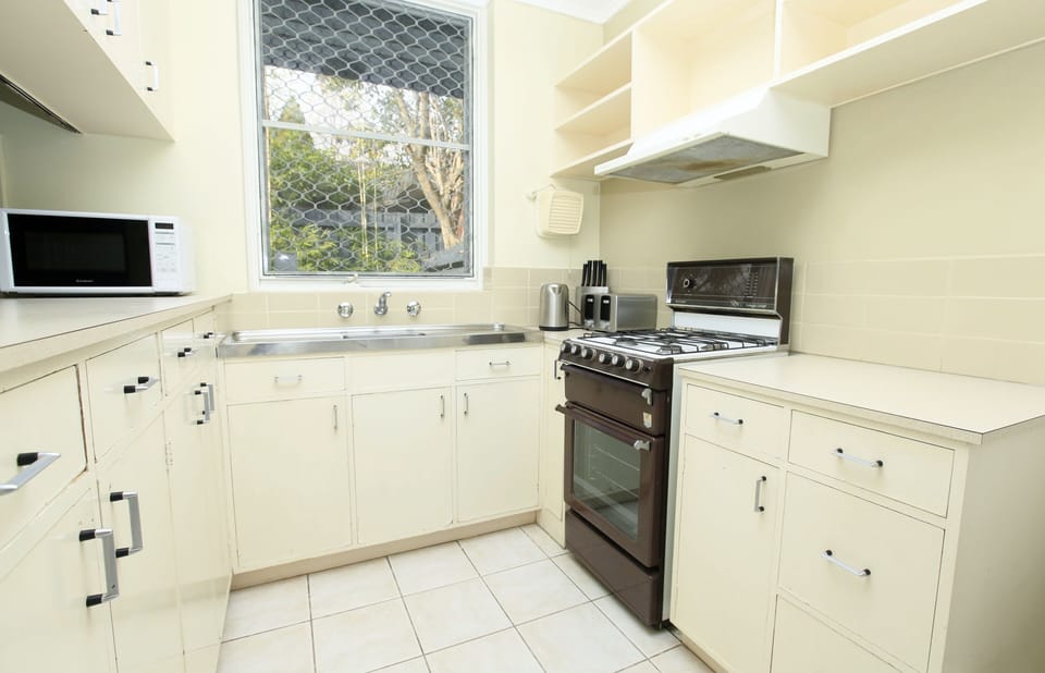 Older style, but fully equipped kitchen (no dishwasher)