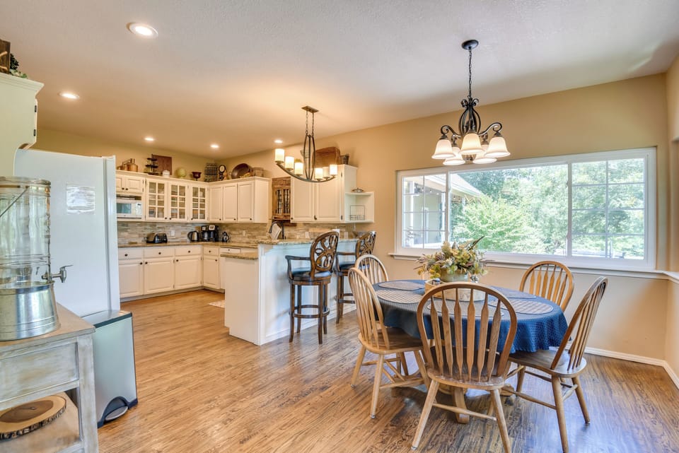 Kitchen | Fully Stocked | Crockpot | Rice Cooker | Electric Roaster