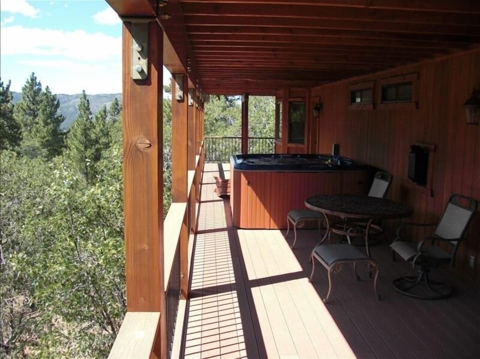 Lower deck with jacuzzi