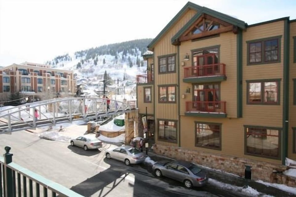 Lift Lodge, apt in on 2nd floor, walk out to lift