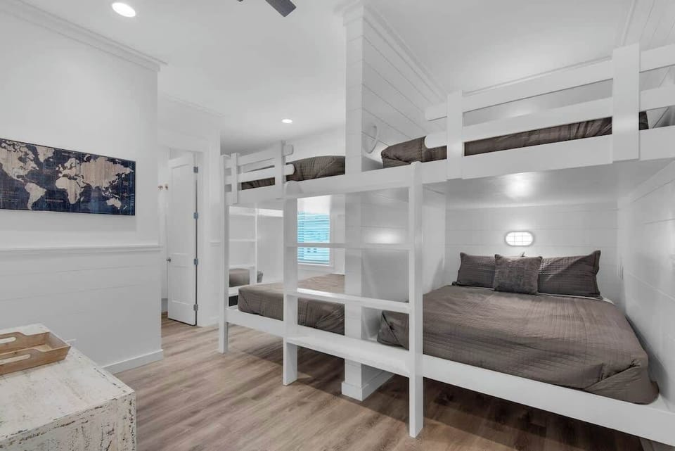 The Second of The Bunk Rooms, Sleeping 10! Private Attached Bath with Shower/Tub Combo