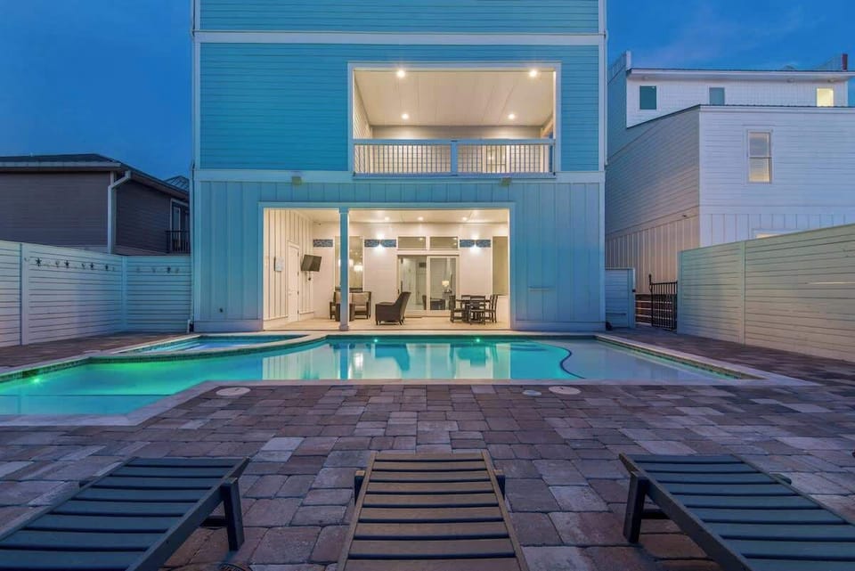 Welcome to "Good Day Sunshine!" Beach Reunion's Standard of Luxury on Sandtrap Road!