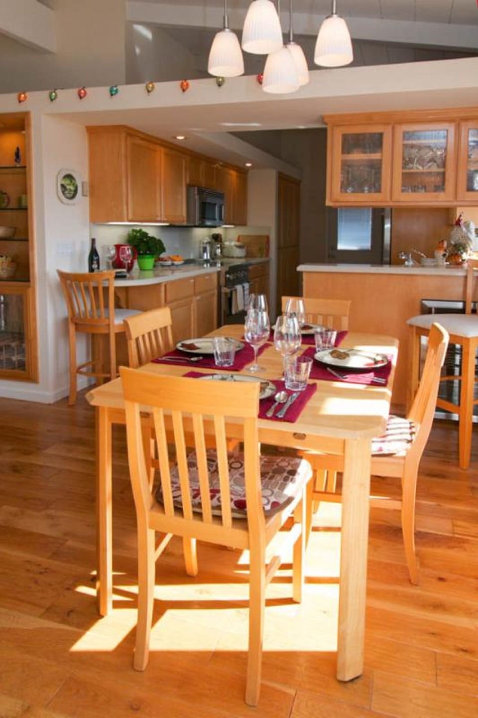 DINING AREA - UPPER LEVEL