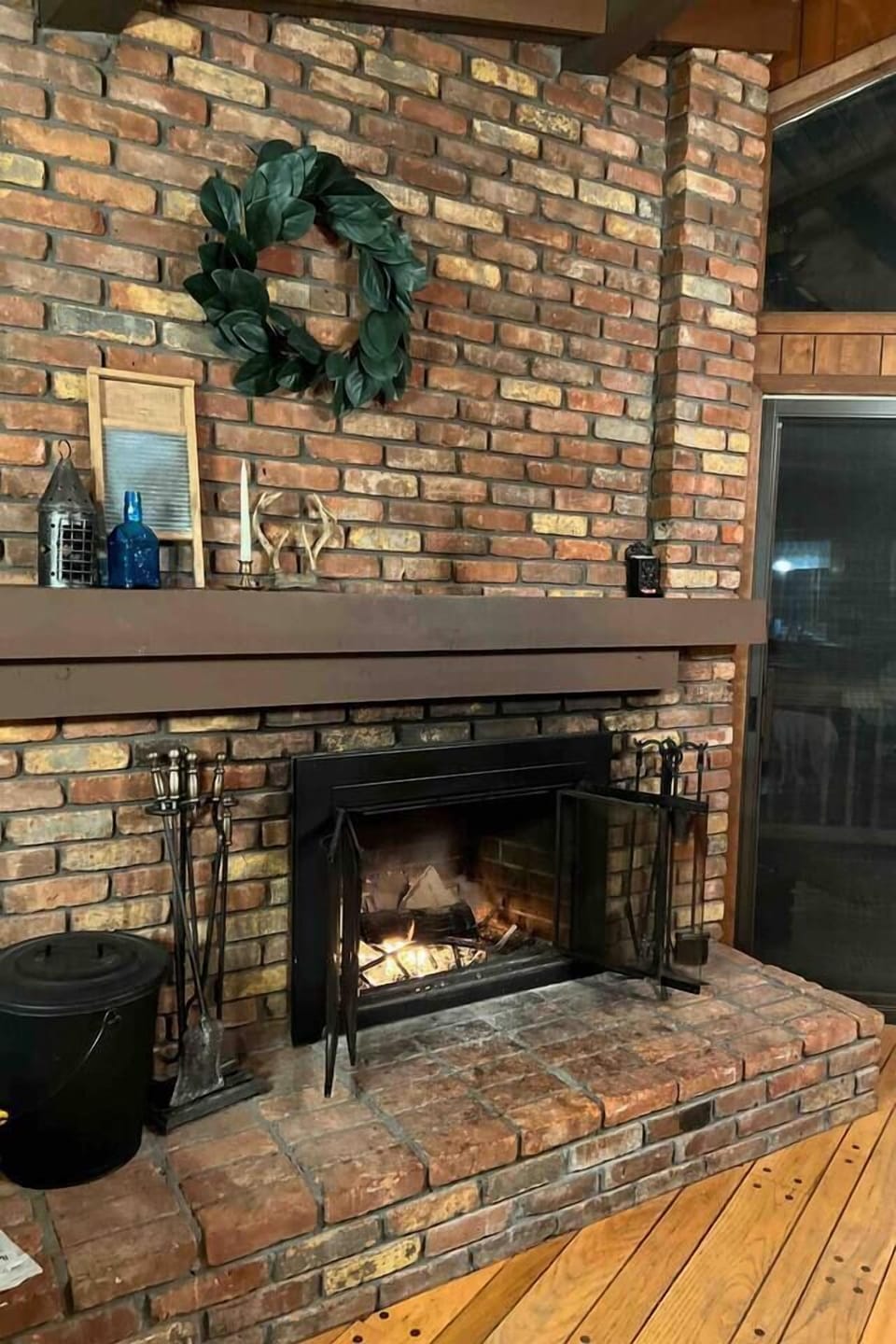 There are few things better than a crackling fire at the end of a day spent skiing! Use our Wood burning fireplace with pull cord spring loaded flue system